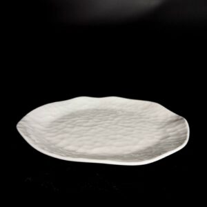 Декоративна фарфорова тарілка з рельєфною поверхнею 26 см