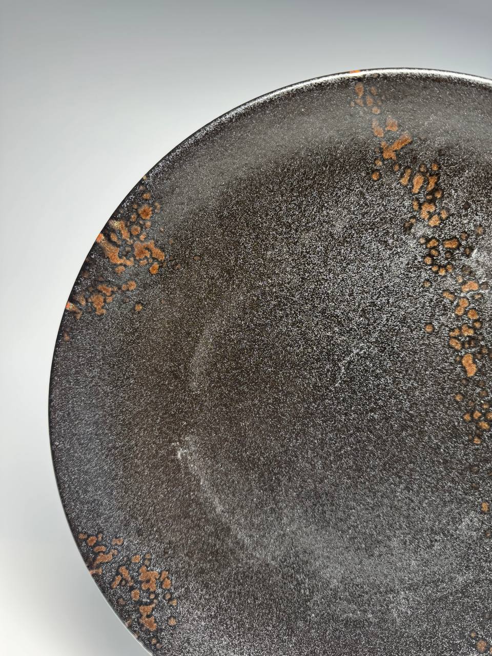 Керамічна тарілка з темним фактурним візерунком 26 см