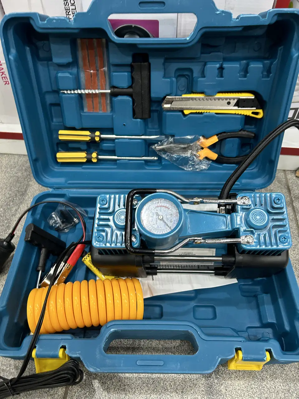 Компресор автомобільний двопоршневий у пластиковому кейсі + кручений шланг