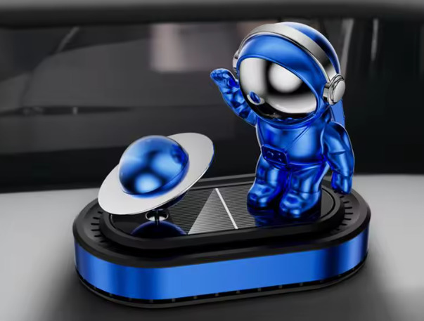 Сонячний автомобільний ароматизатор-дифузор "Астронавт" для автомобілів Vert-13